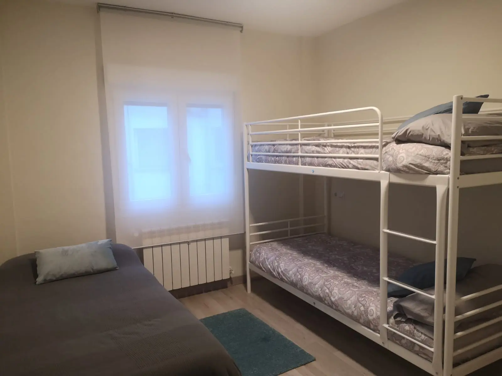 Dormitorio con camas individuales