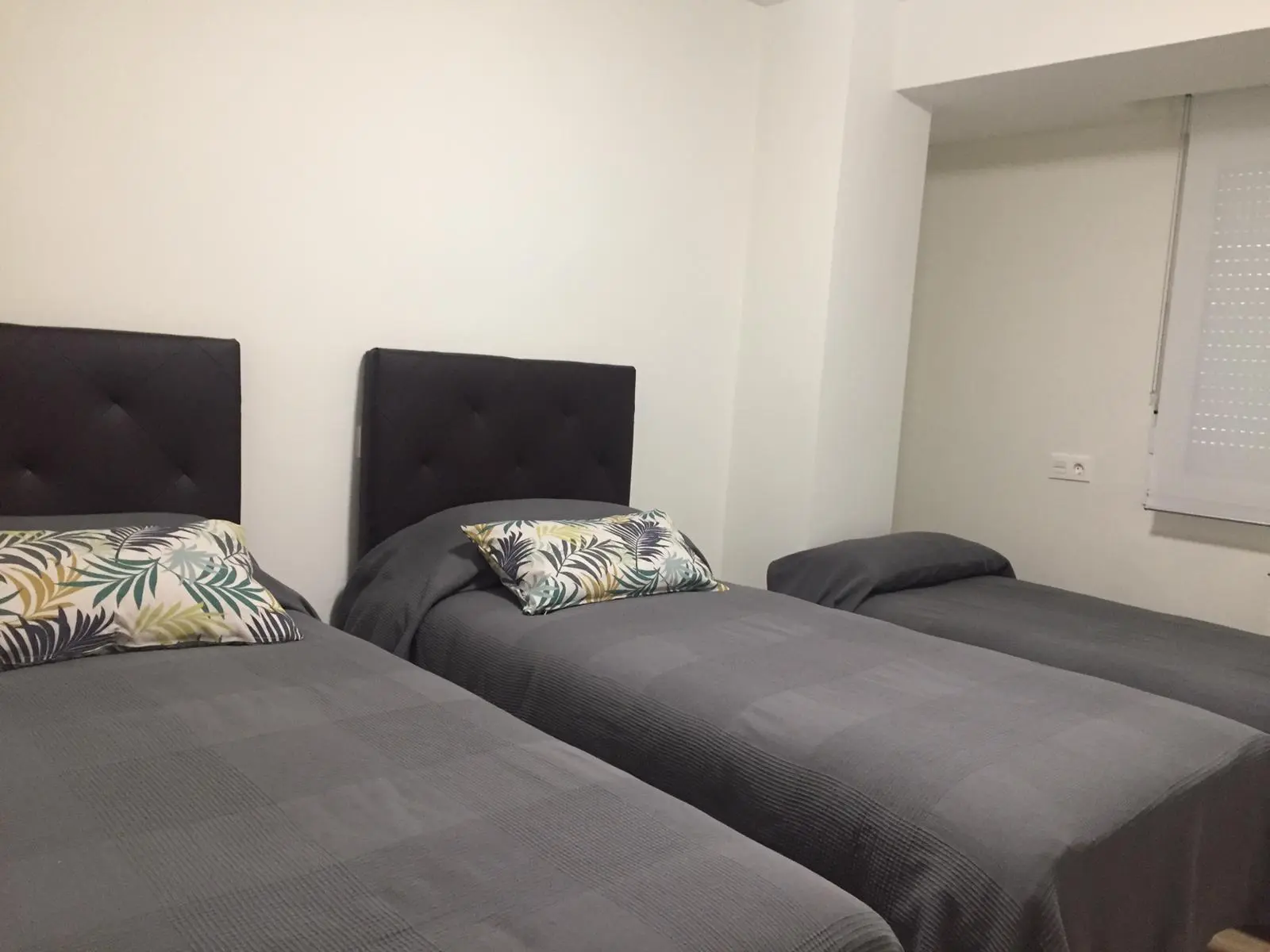 Dormitorio con tres camas
