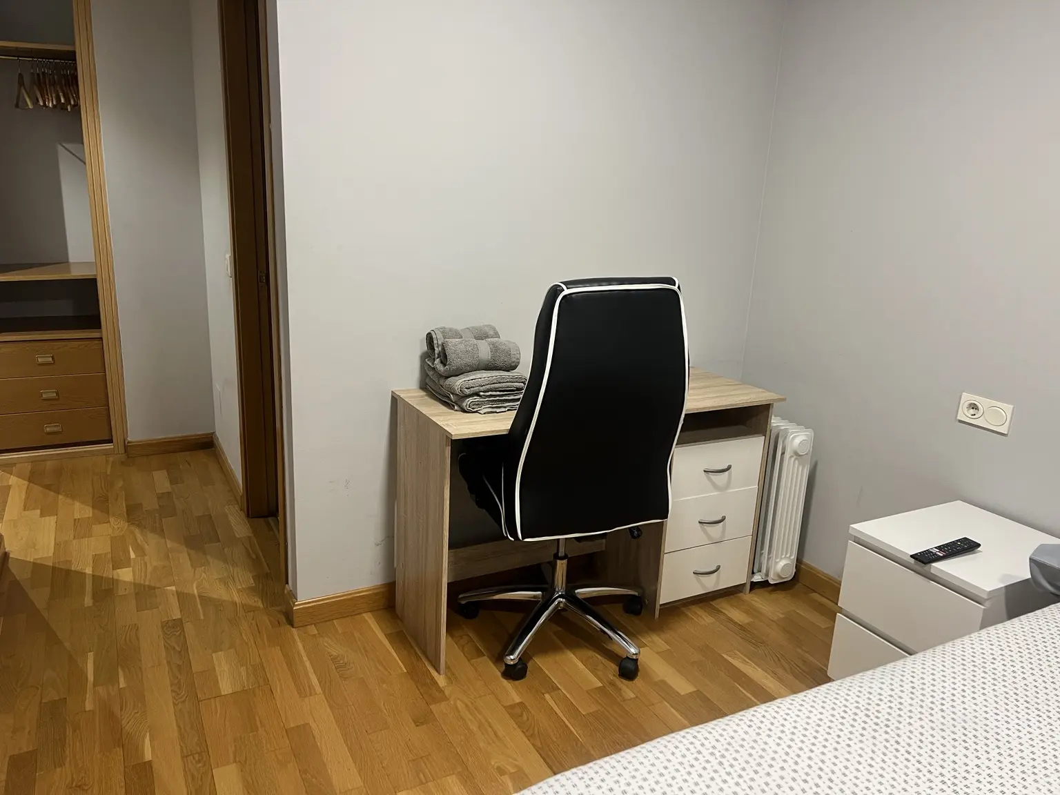 Dormitorio con escritorio y vestidor