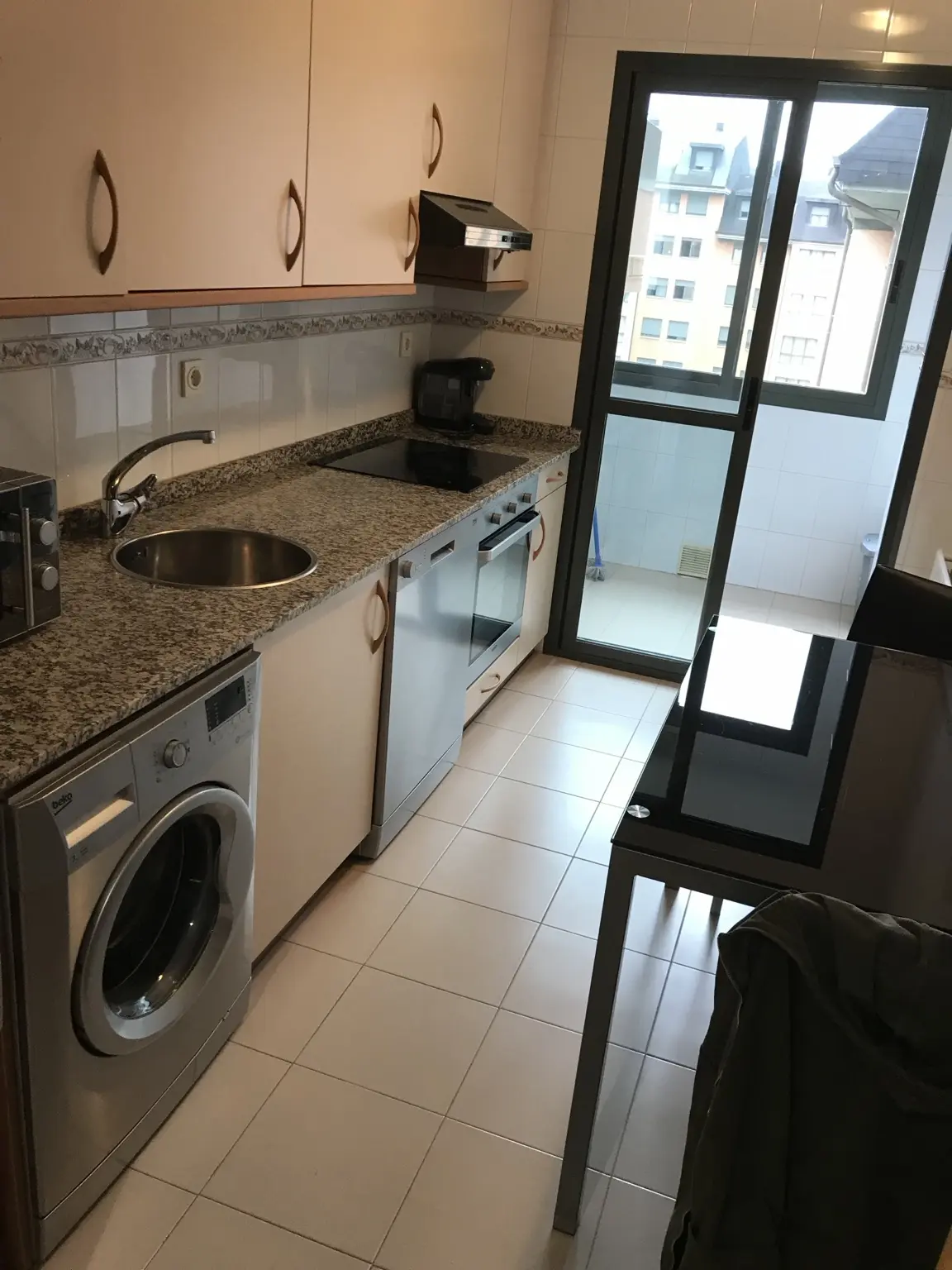 Cocina con zona de lavado