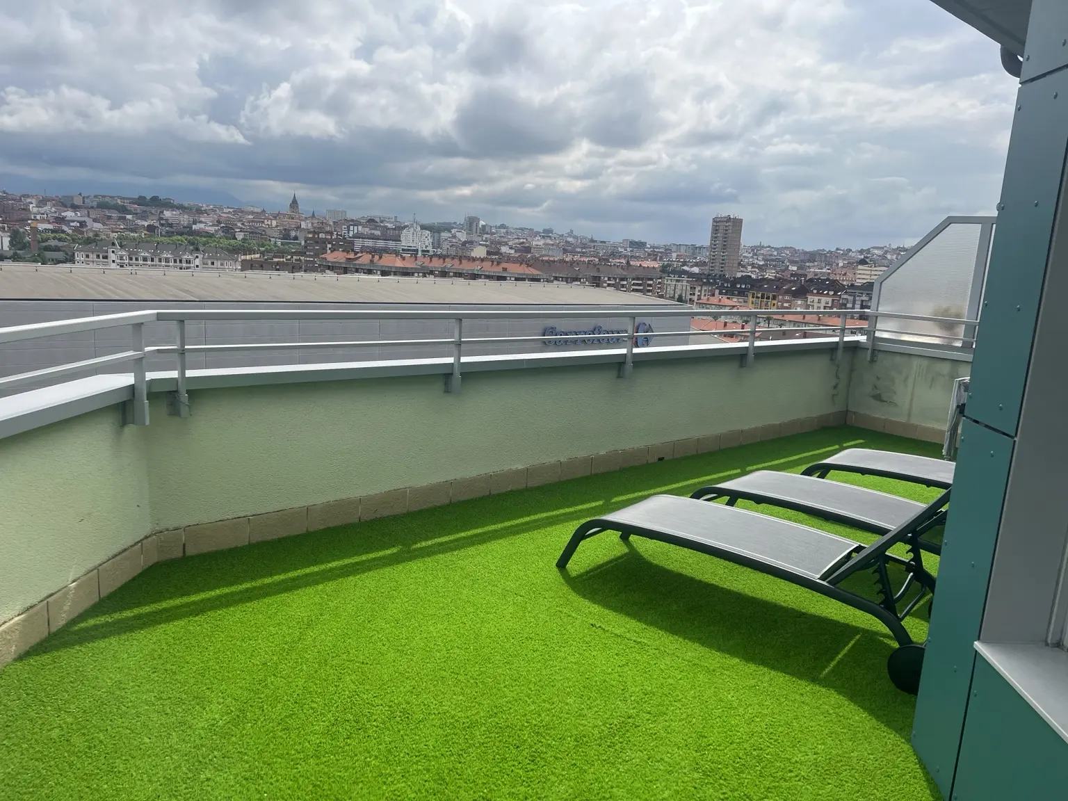 Tumbonas y vistas desde el ático piso 2 de Oviedo