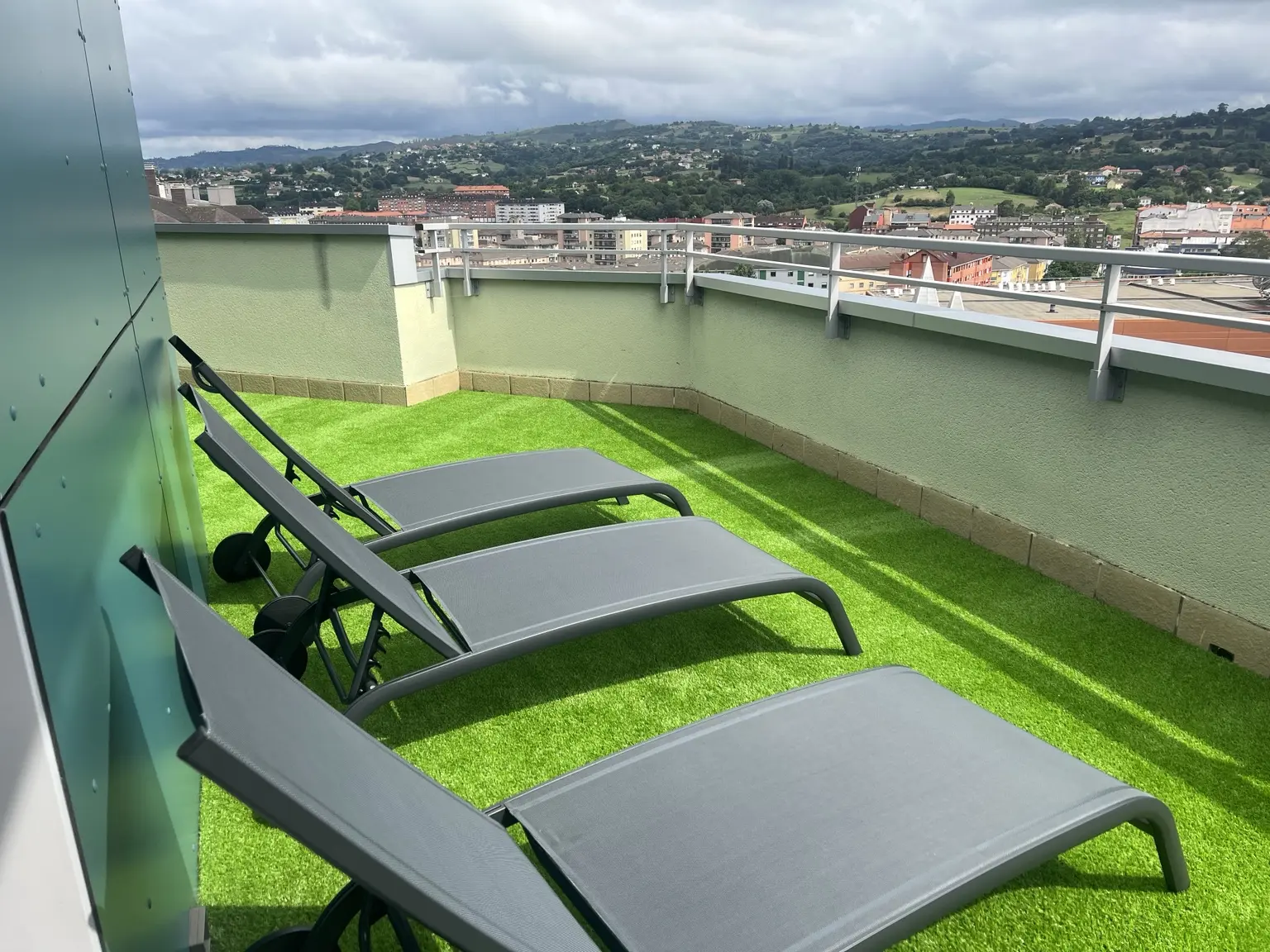 Tumbonas en la terraza amplia