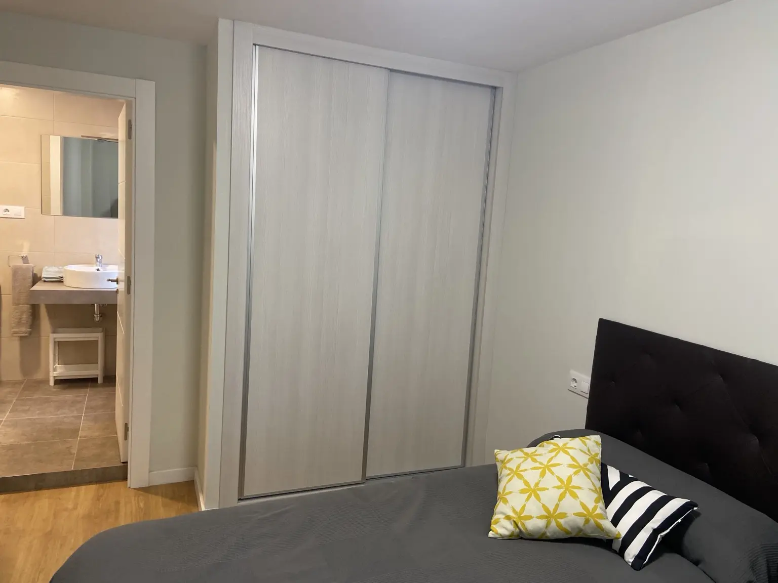 Dormitorio con dos camas juntas