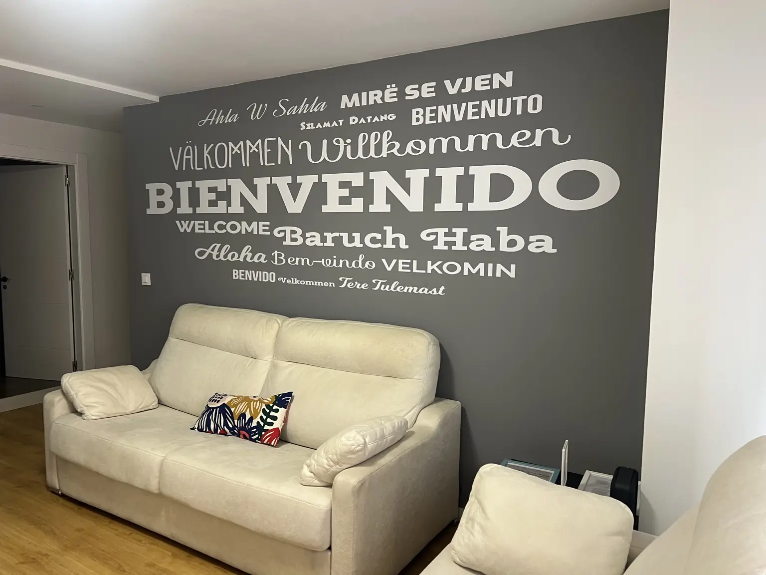Salón con pared de bienvenida